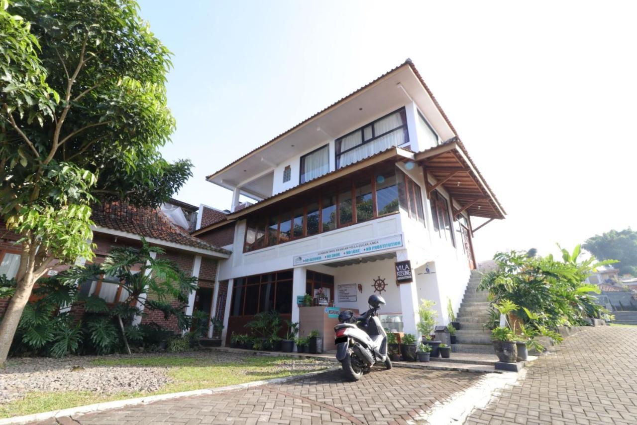 Lembur Incu Syariah Villa&Resto Lembang Bagian luar foto